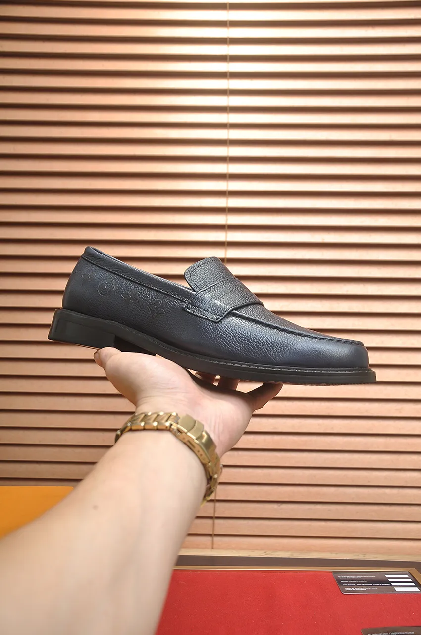 Men's men's shoes 💰460💶 [LV] (all high-end sheep lining) 🍀LV's latest genuine leather business suit shoes are launched simultaneously on the official website. The first-layer cowhide imported from Italy is made of heavy gold, 💥official website 1:1 rubber outsole. Versatile to wear, high-end without losing class, and the color combination is extraordinary. This four-season style is alluring when worn on your feet, showing off your big-name flair. Standard code 38-45 (45 customized)